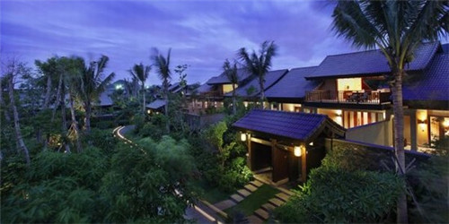 适合安泽县开的平角泳衣加盟店，专业泳衣平角和三角哪个好